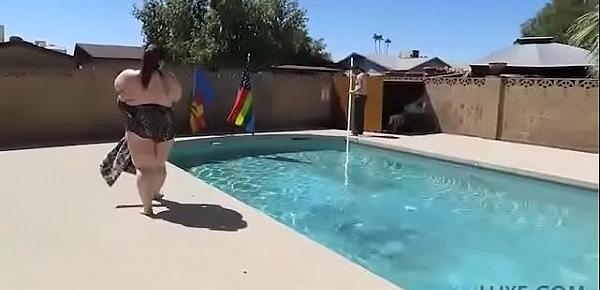  Sexy SSBBW Lexxxi Luxe Teases Pool Guy By Going Topless